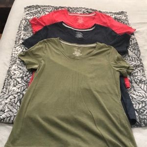 Tshirt vneck LOT OF 3